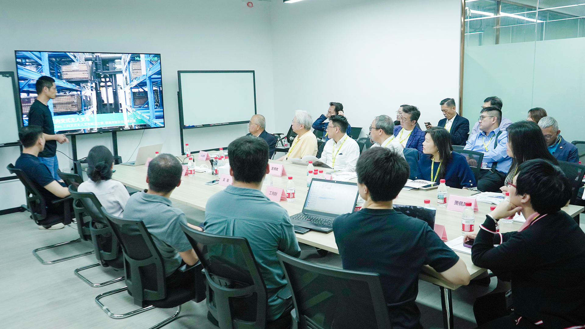 光明区率「领先科技考察团」到访劢微机器人1